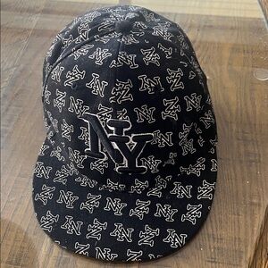 NY YANKEES Black Patterned Cap. Like new